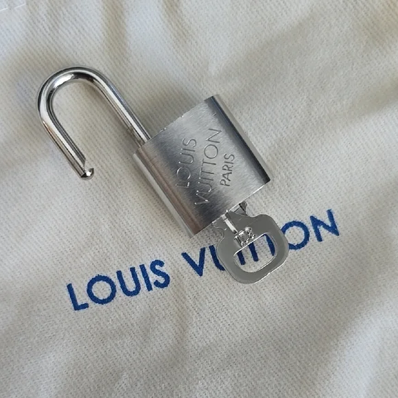 RARE Louis Vuitton Palledium Lock And Key 321 - Picture 4 of 9